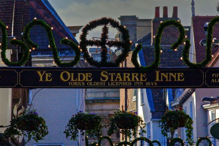 Alla scoperta di York_17.jpg - Ye Olde Starre Inne è uno dei pochi pub che conservano l'insegna che attraversa la strada...